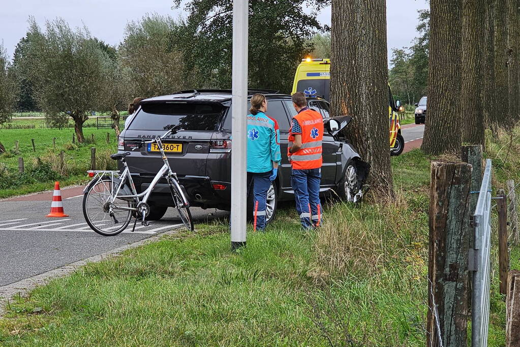 Range Rover klapt op boom bestuurder gewond