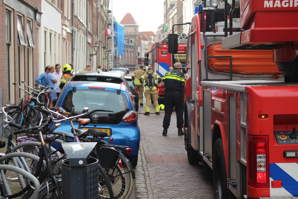 Dakbrand door wegbranden wespennest