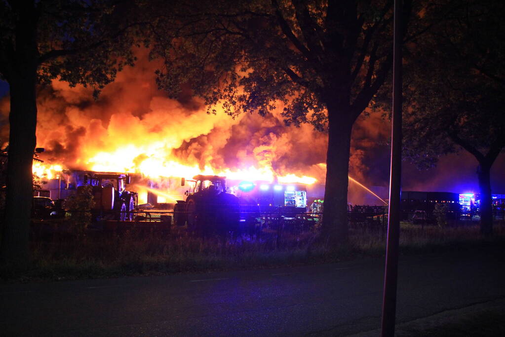 Grote uitslaande brand in loods