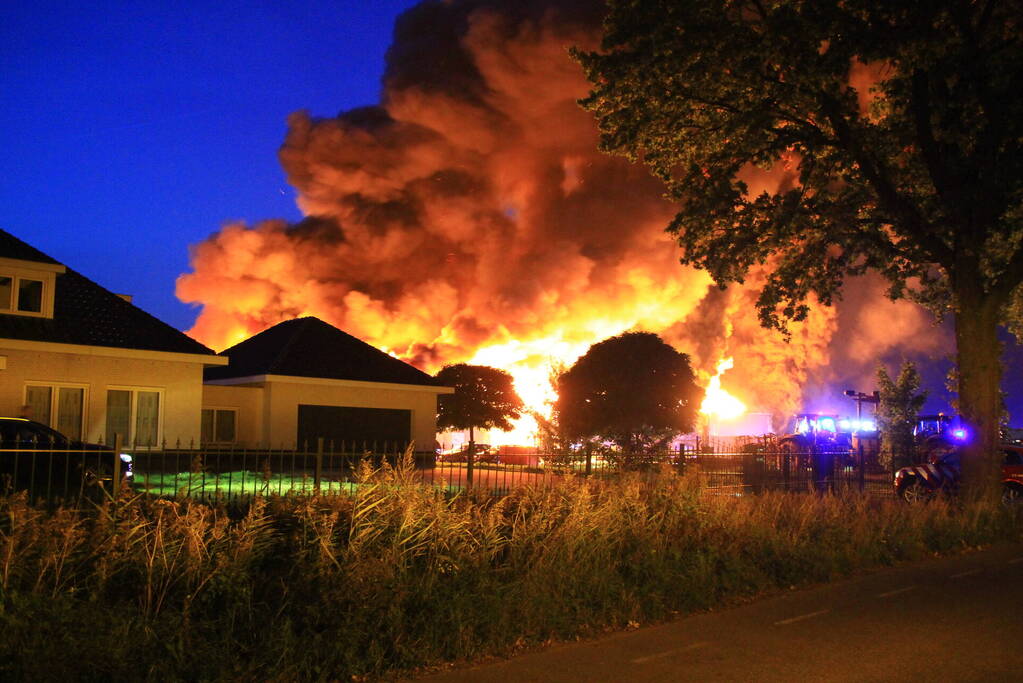 Grote uitslaande brand in loods