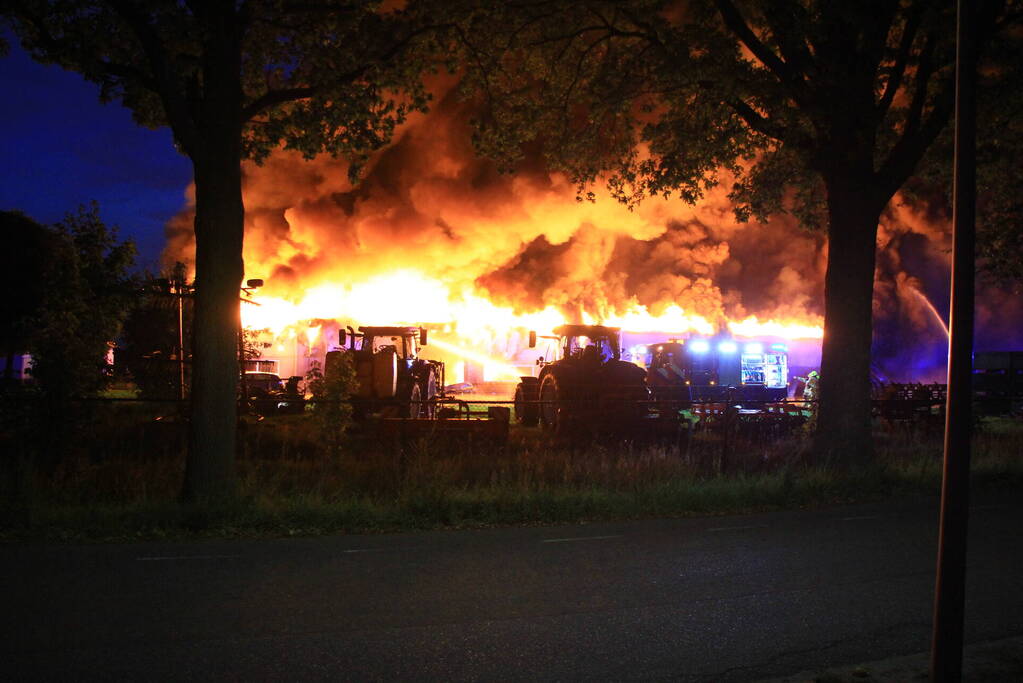 Grote uitslaande brand in loods