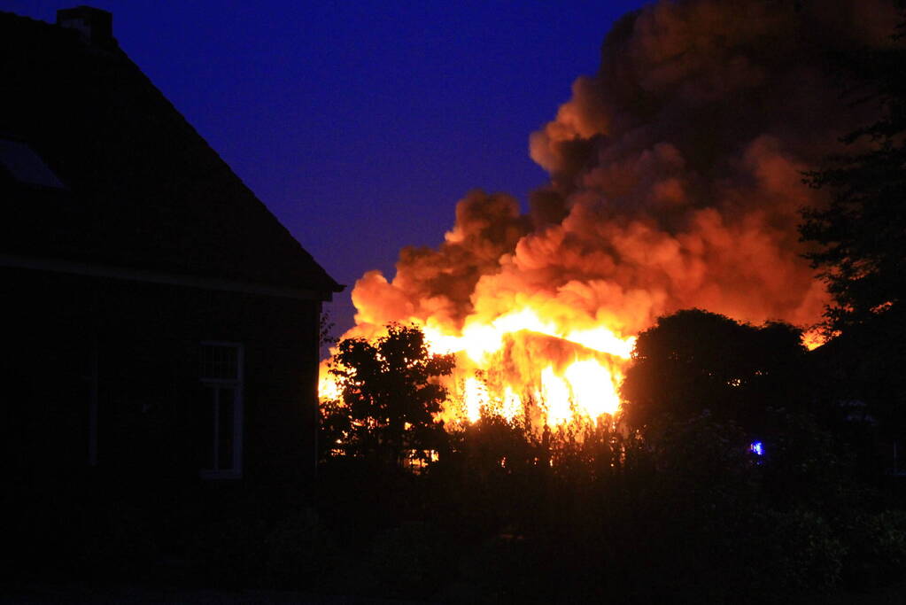 Grote uitslaande brand in loods