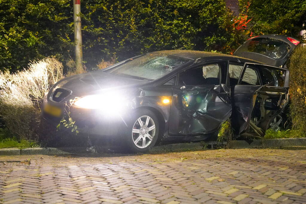 Auto belandt in struiken na mislukte inhaalactie