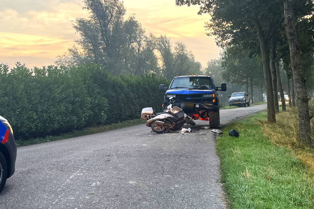 Automobilist rijdt scooterrijder frontaal aan