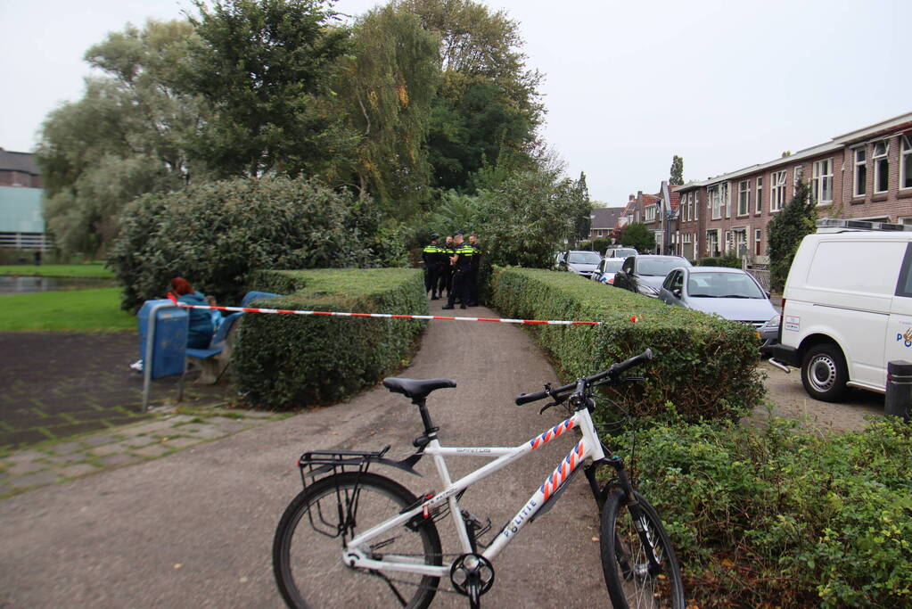 Politie treft vuurwapen in park aan