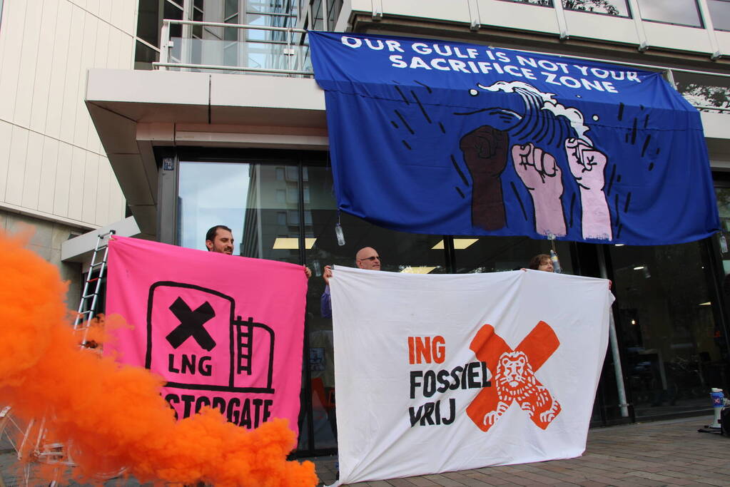 Extinction Rebellion demonstreert bij ING-kantoor