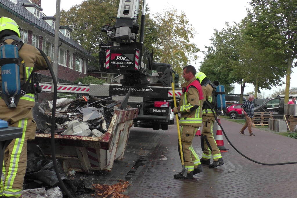 Bouwcontainer vliegt in brand