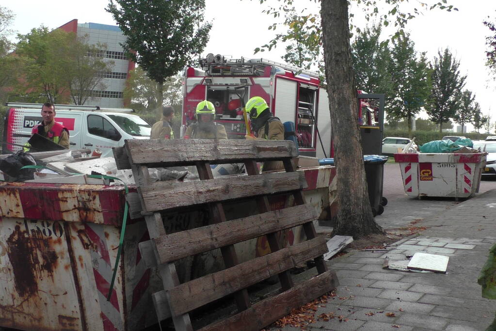 Bouwcontainer vliegt in brand