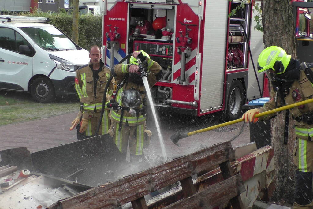 Bouwcontainer vliegt in brand