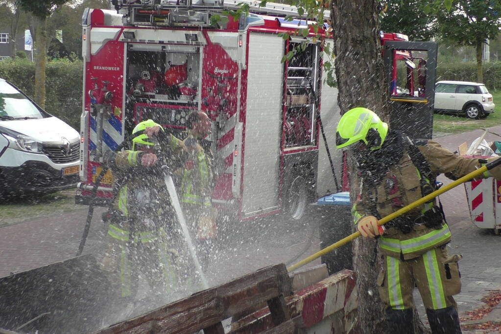 Bouwcontainer vliegt in brand