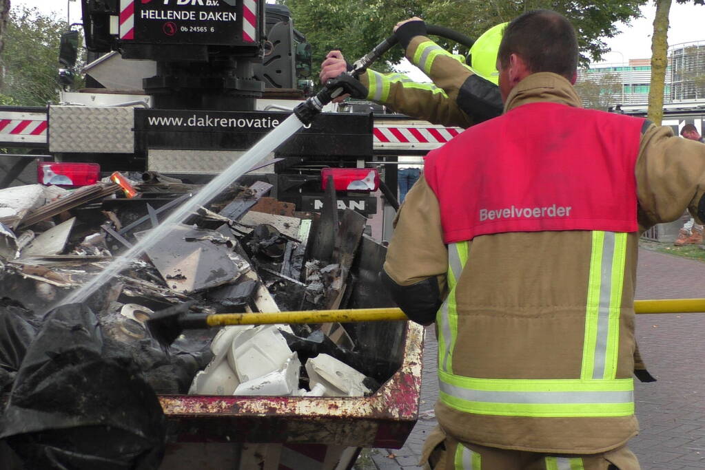 Bouwcontainer vliegt in brand