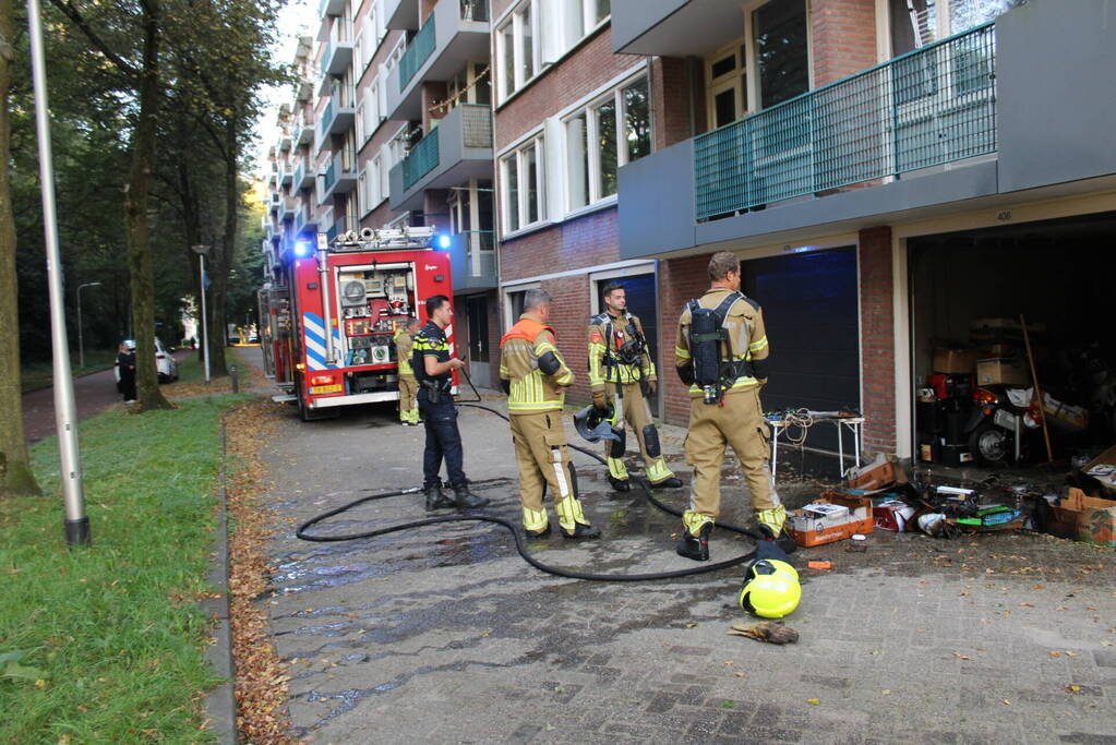 Brand in garagebox onder flatwoning