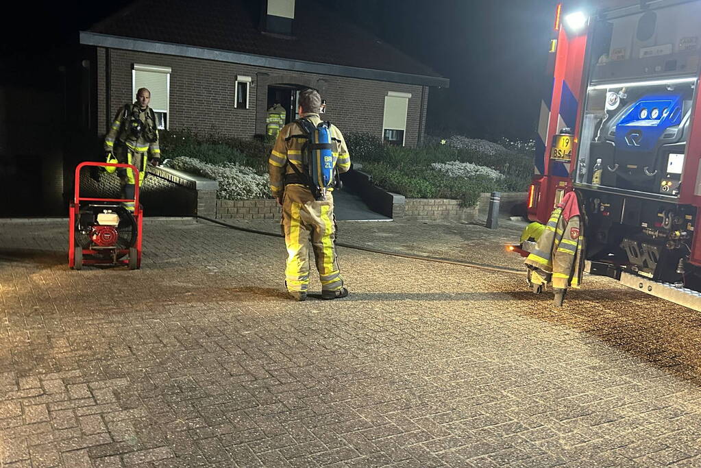 Brandweer blust brand in kelder