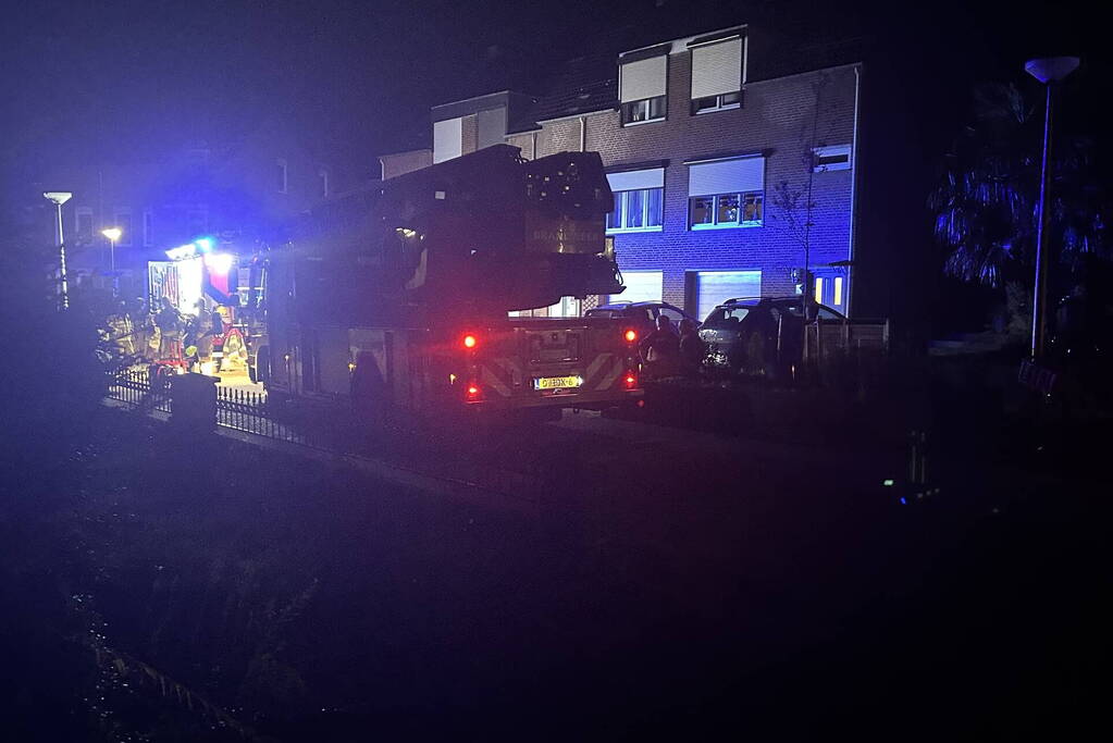 Brandweer blust brand in kelder