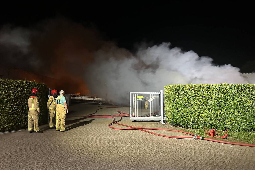 Felle brand verwoest bedrijfswagens