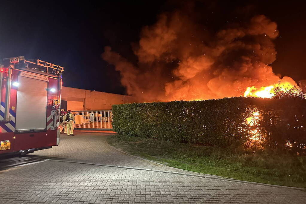 Felle brand verwoest bedrijfswagens