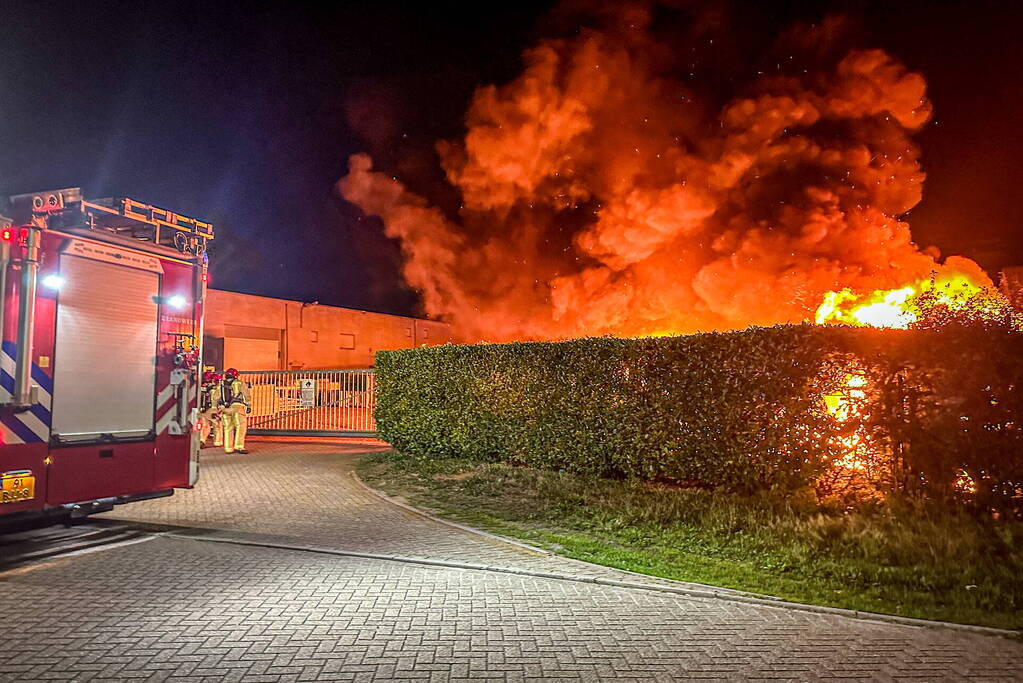 Felle brand verwoest bedrijfswagens