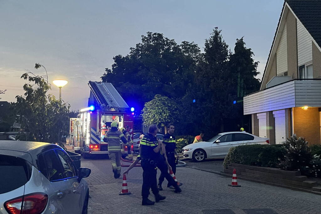 Flinke rookwolken uit woning door brand