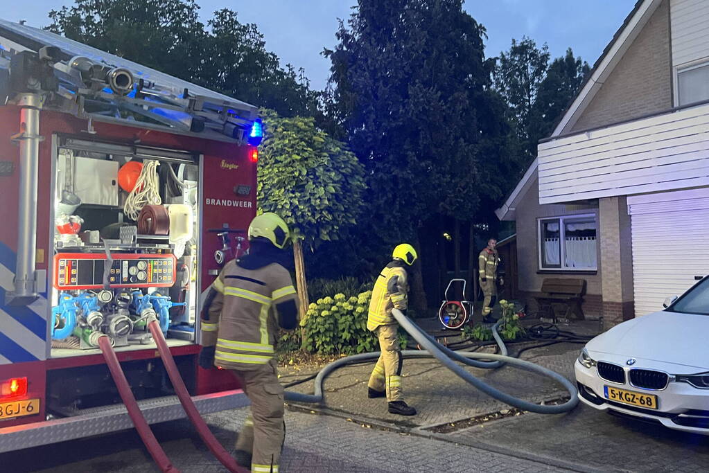 Flinke rookwolken uit woning door brand