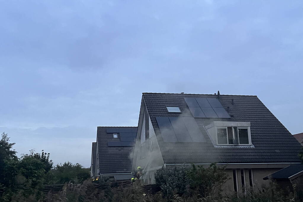 Flinke rookwolken uit woning door brand