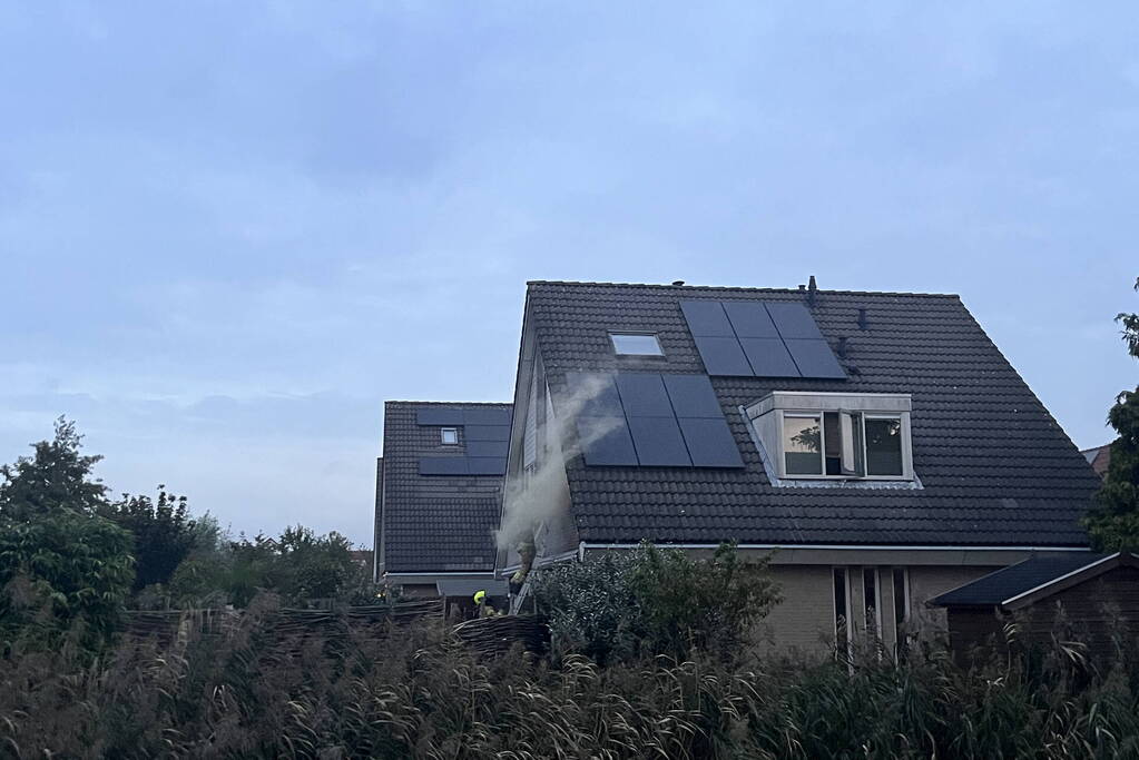 Flinke rookwolken uit woning door brand