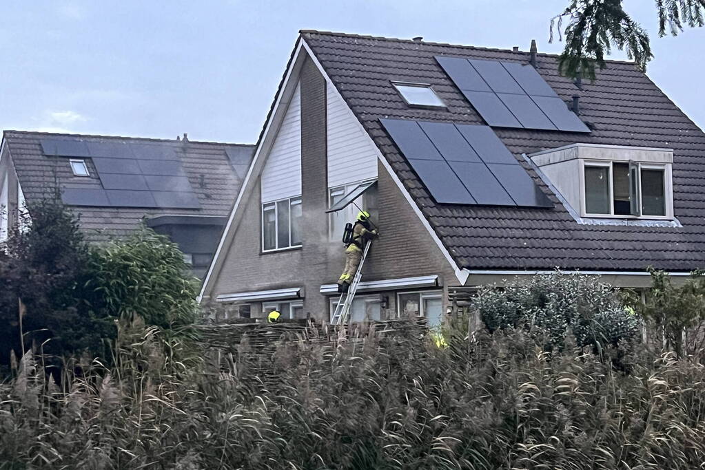 Flinke rookwolken uit woning door brand