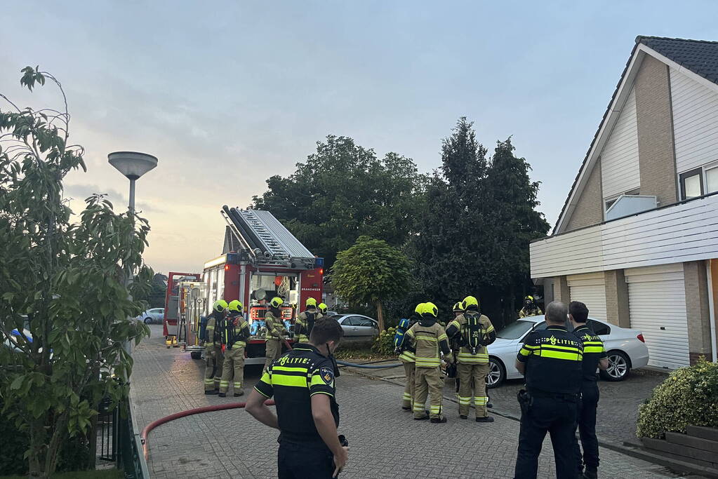 Flinke rookwolken uit woning door brand