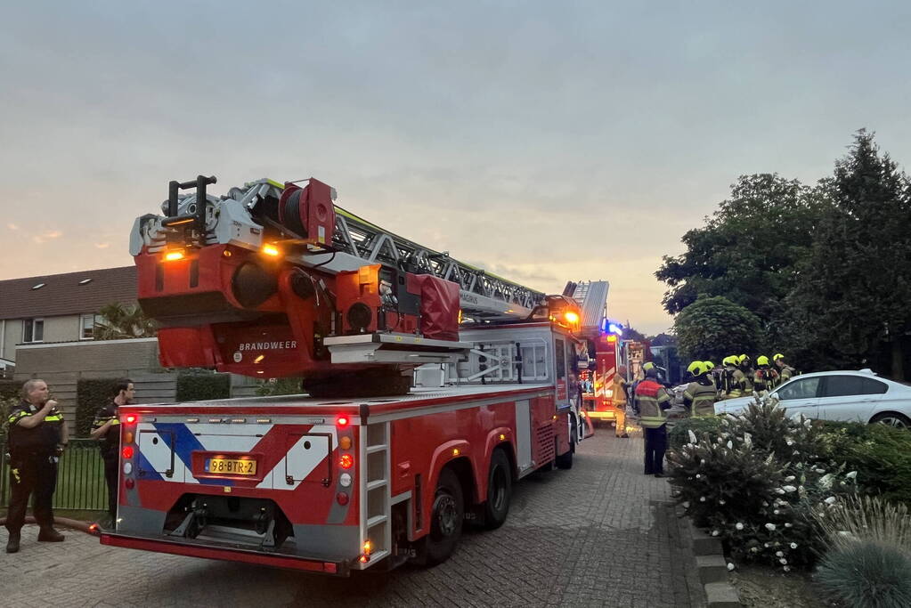 Flinke rookwolken uit woning door brand