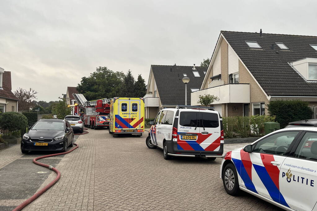 Flinke rookwolken uit woning door brand