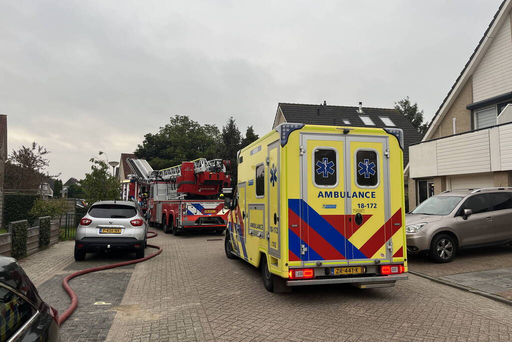 Flinke rookwolken uit woning door brand