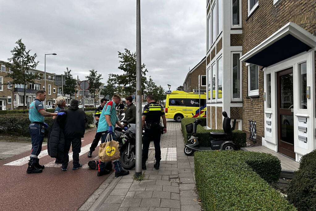 Bestuurder scootmobiel loop armletsel op