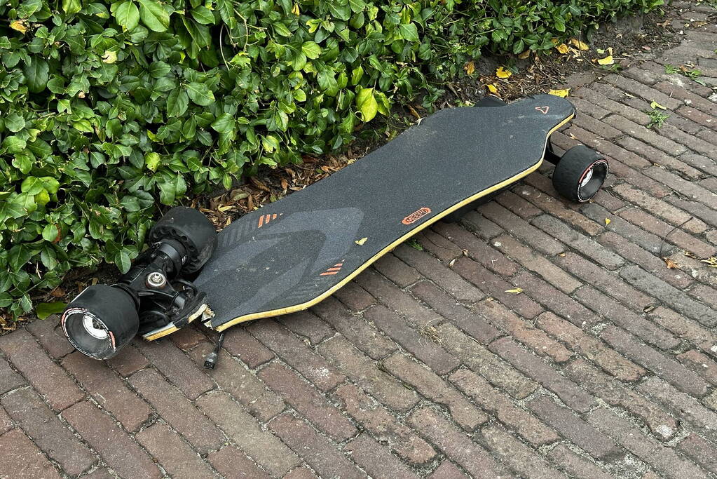 Longboarder gewond bij botsing met bestelbus