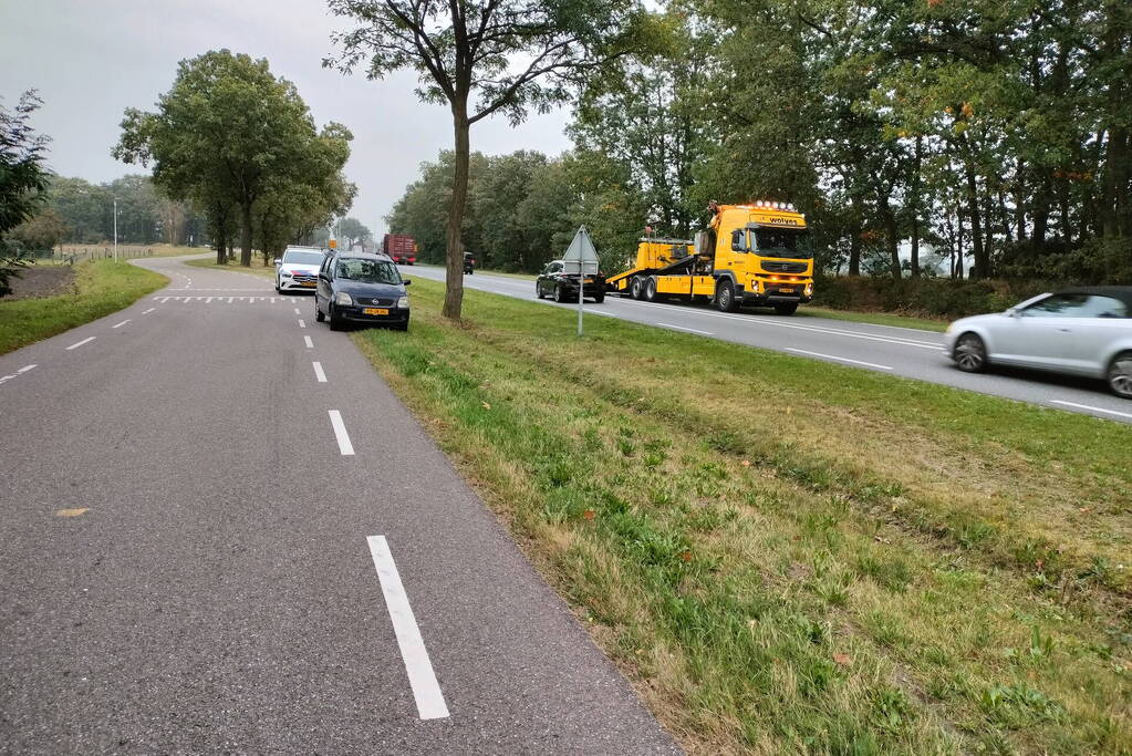 Boom belandt op rijdende auto