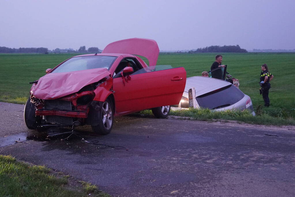 Auto belandt in sloot na frontale botsing op kruising