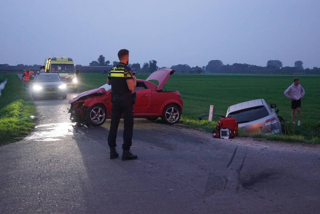 Auto belandt in sloot na frontale botsing op kruising