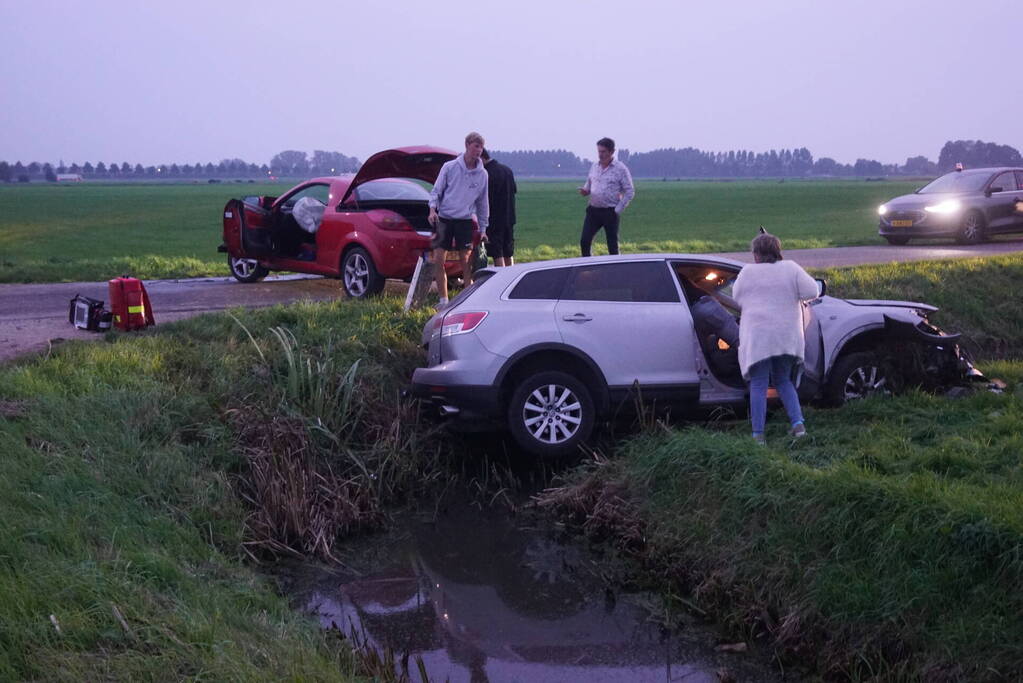 Auto belandt in sloot na frontale botsing op kruising