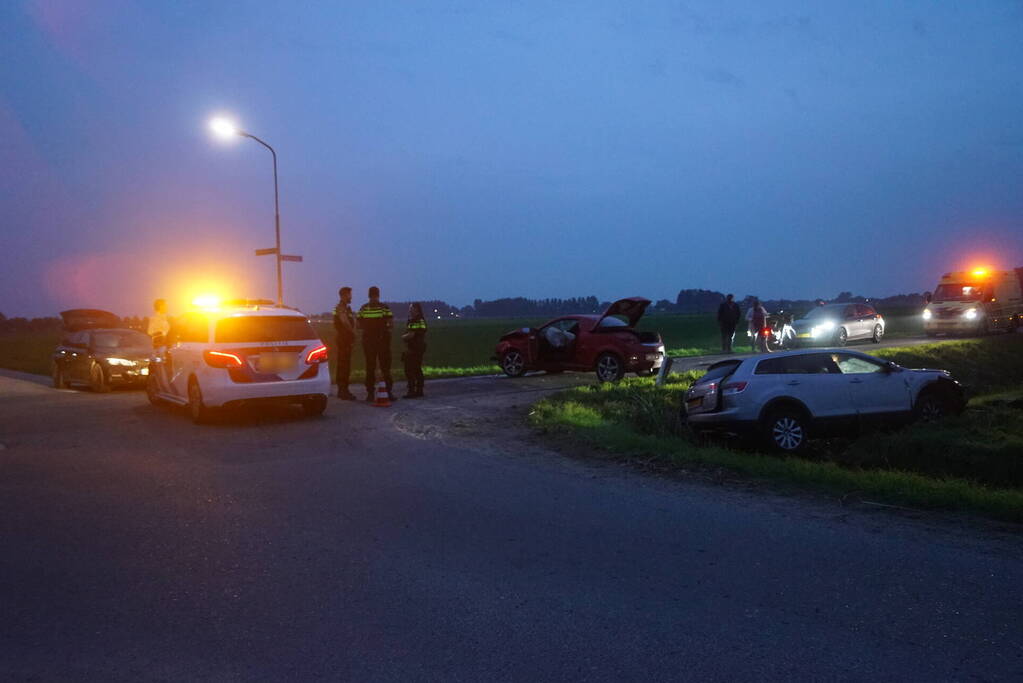 Auto belandt in sloot na frontale botsing op kruising