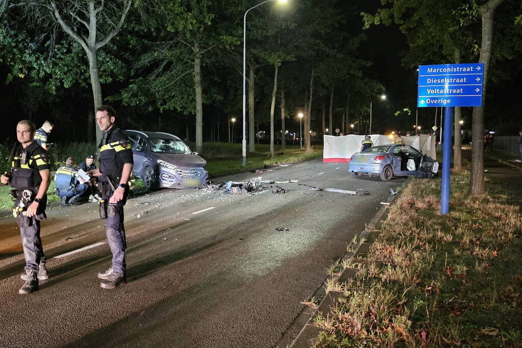 Ravage bij frontale botsing tussen personenauto's