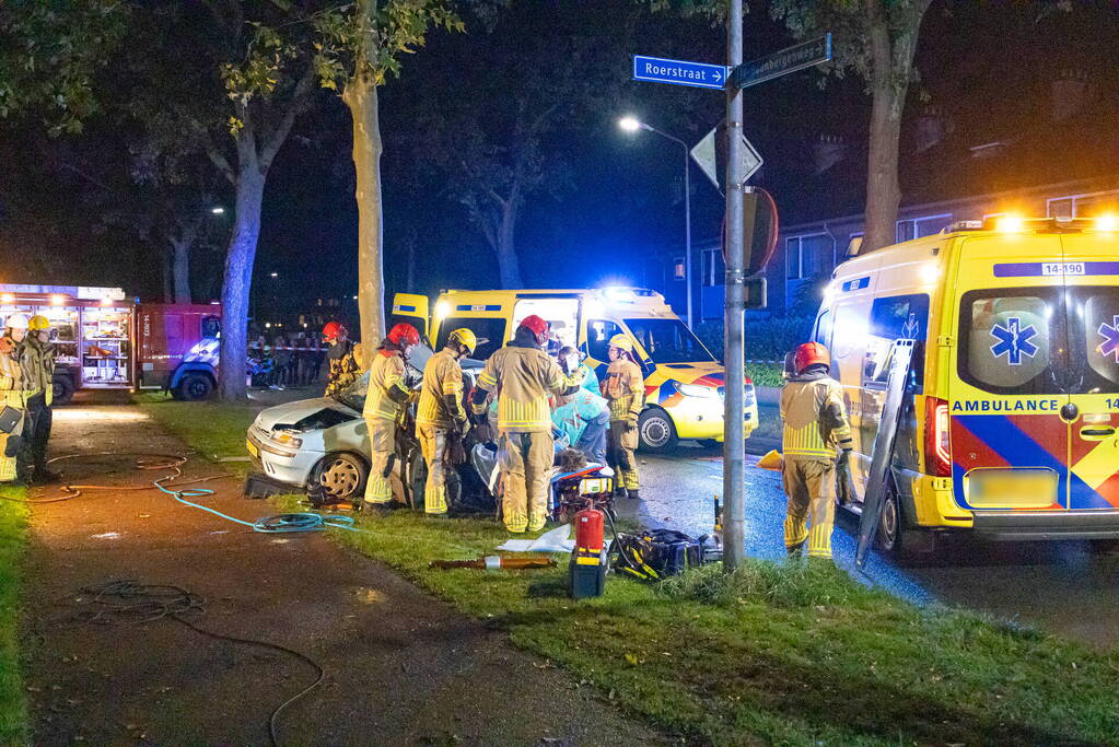 Auto zwaar beschadigd door botsing tegen boom