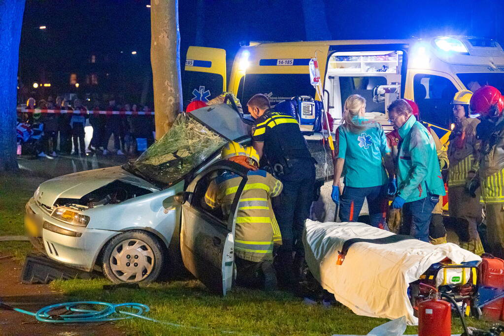 Auto zwaar beschadigd door botsing tegen boom