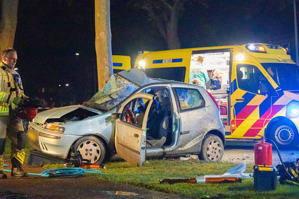 Auto zwaar beschadigd door botsing tegen boom