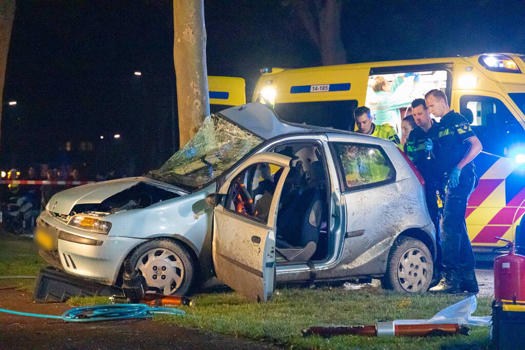 Auto zwaar beschadigd door botsing tegen boom