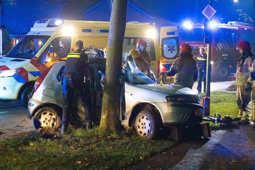 Auto zwaar beschadigd door botsing tegen boom