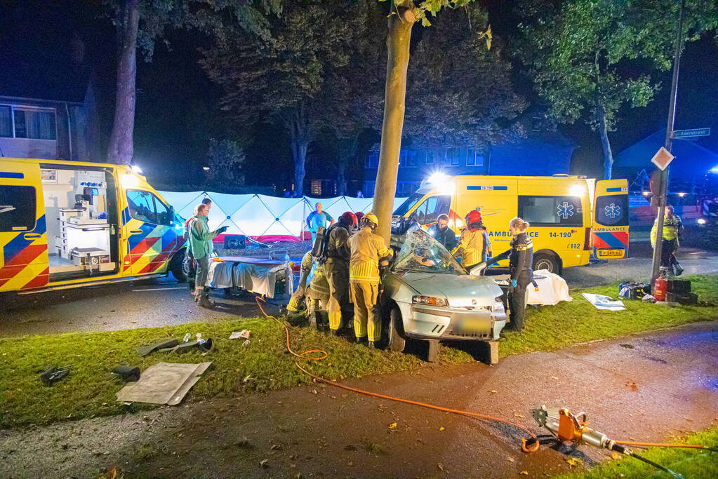 Auto zwaar beschadigd door botsing tegen boom