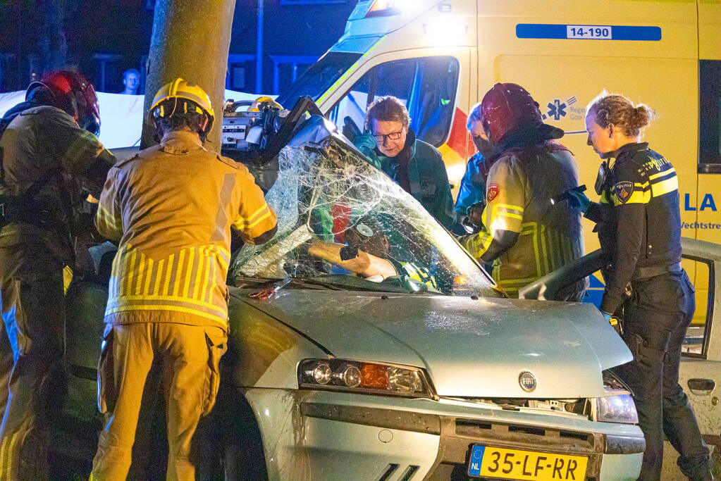 Auto zwaar beschadigd door botsing tegen boom