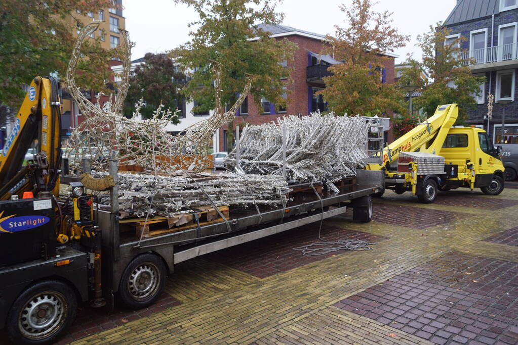 Feestverlichting wordt opgehangen in centrum Vathorst