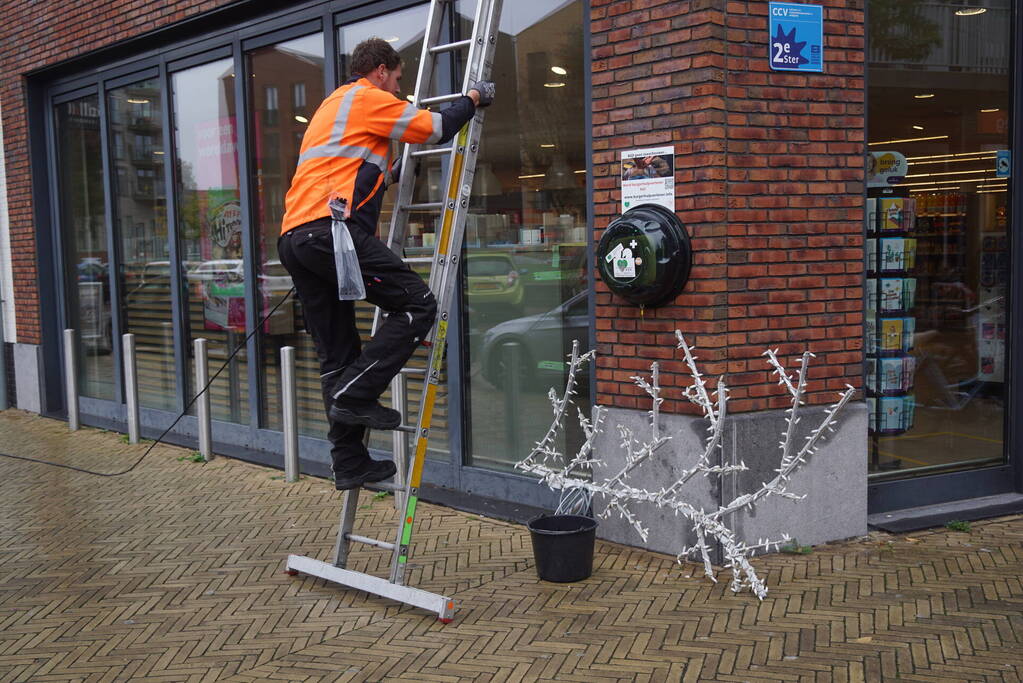 Feestverlichting wordt opgehangen in centrum Vathorst