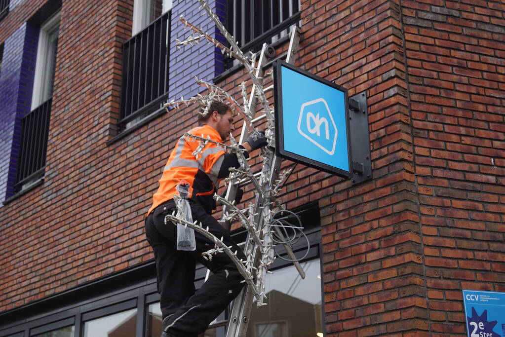 Feestverlichting wordt opgehangen in centrum Vathorst