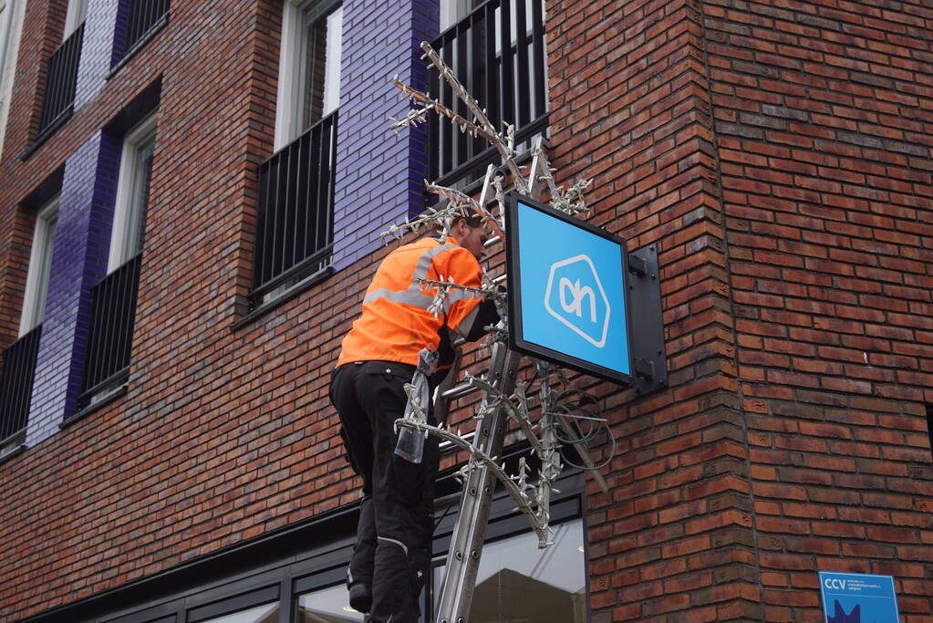 Feestverlichting wordt opgehangen in centrum Vathorst