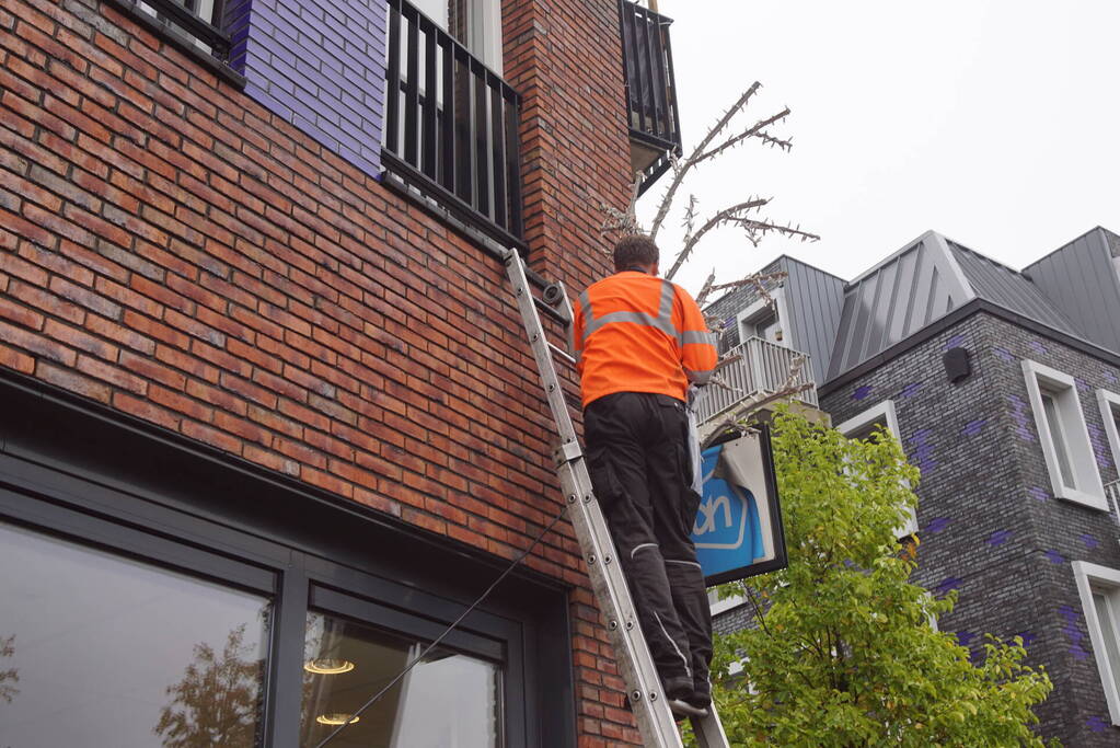 Feestverlichting wordt opgehangen in centrum Vathorst